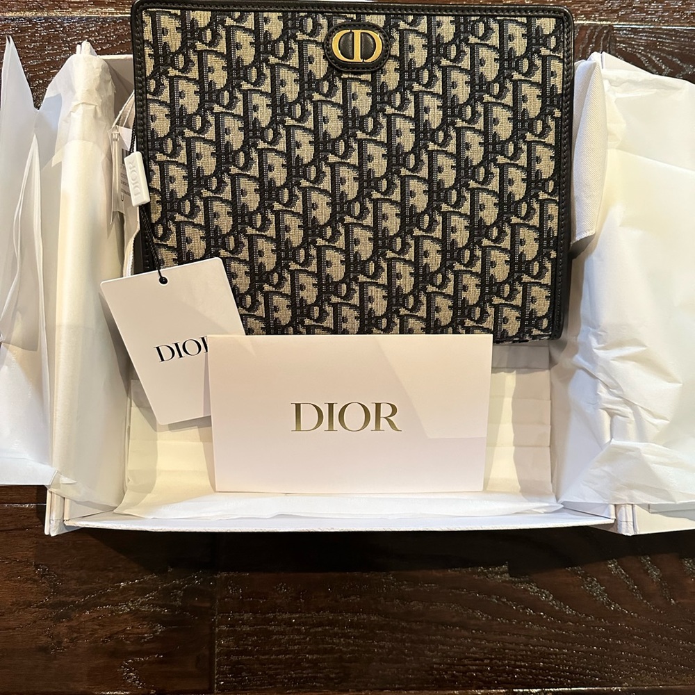 Dior 30 MONTAIGNE POUCH 💯 authentic